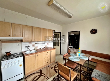 Predaj, dvojizbový byt Levice, 2 izby + kuchyňa, pekný a obývateľný pôvodný st...