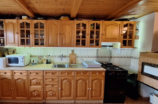 Predaj, chata Trávnica, s krásnou vinicou