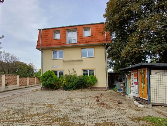 Predaj, administratívny priestor Bratislava Nové Mesto, Rožňavská, spolu tri veľkometrážne byty, päť krát kancelária al.  garsonka - ZNÍŽENÁ CENA - EXKLUZÍVNE HALO REALITY
