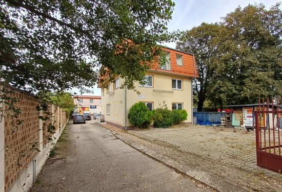 Predaj, administratívny priestor Bratislava Nové Mesto, Rožňavská, spolu tri veľkometrážne byty, päť krát kancelária al.  garsonka - ZNÍŽENÁ CENA - EXKLUZÍVNE HALO REALITY