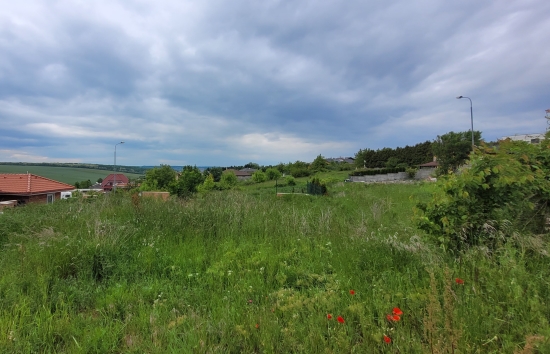 Predaj, pozemok pre rodinný dom   318 m2 Nitra, s projektom RD a právoplatným stavebným povolením - EXKLUZÍVNE HALO REALITY