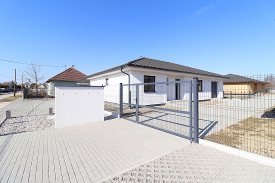 Predaj, rodinný dom Komoča - štvorizbový bungalov s garážou a terasou, NOVOSTAVBA - EXKLUZÍVNE HALO REALITY