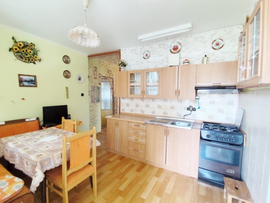 Predaj, trojizbový byt Hliník nad Hronom, so záhradkou a parkovacím miestom - Pionierov - EXKLUZÍVNE HALO REALITY