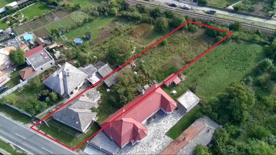 Predaj, pozemok pre rodinný dom 1266 m2 Kamenín so starším rodinným domom - EXKLUZÍVNE HALO REALITY