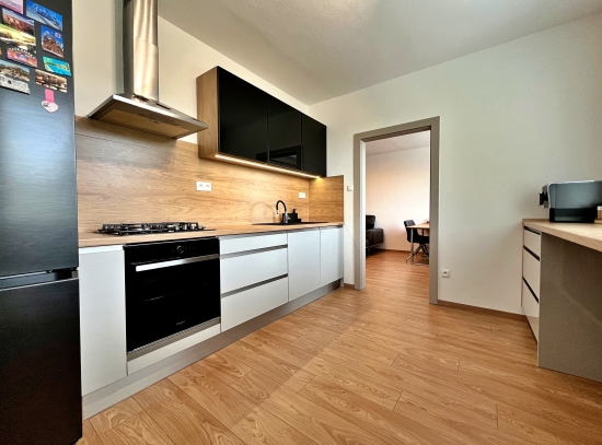 Prenájom, trojizbový byt Levice, Rybníky II, po kompletnej rekonštrukcii, zariadený