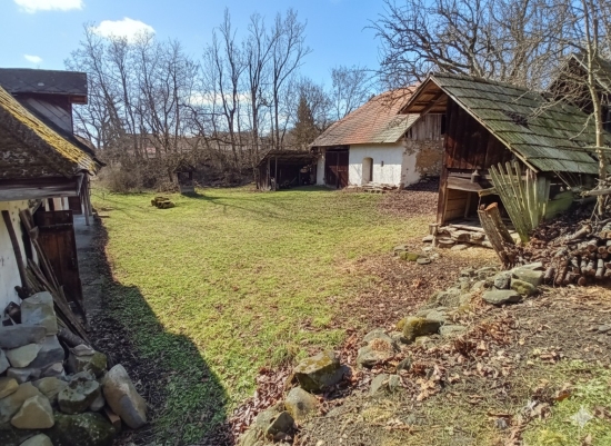 Predaj, rodinný dom Veľký Lom, čarovná usadlosť na kraji obce s možnosťou dokúpenia pozemkov od 3134 m2 - EXKLUZÍVNE HALO REALITY