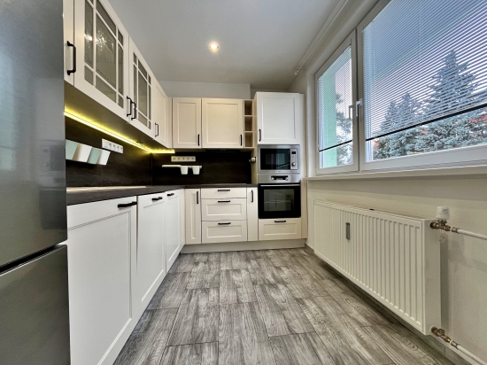 Prenájom, trojizbový byt Levice, Rybníky II, kompletná rekonštrukcia, takmer úplne zariadený