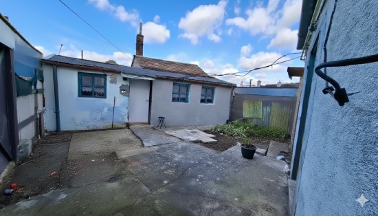 Predaj, pozemok pre rodinný dom   121 m2 Hrnčiarovce nad Parnou, so starým domom