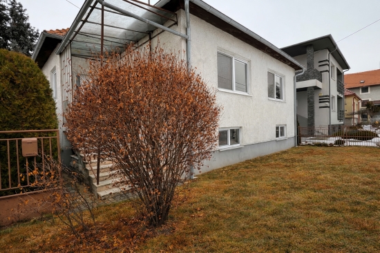 Predaj, rodinný dom Kozárovce, pekný zachovalý stav, garáž, investičný pozemok - EXKLUZÍVNE HALO REALITY