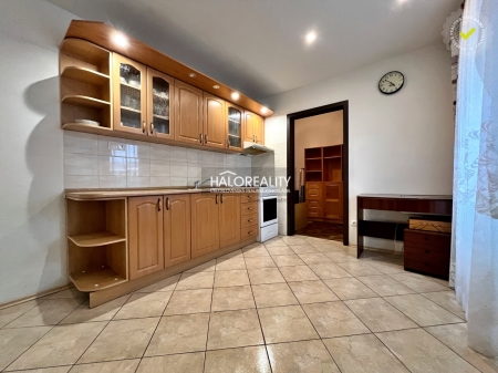 Predaj, trojizbový byt Levice, Rybníky III, po čiastočnej rekonštrukcii, s bal...