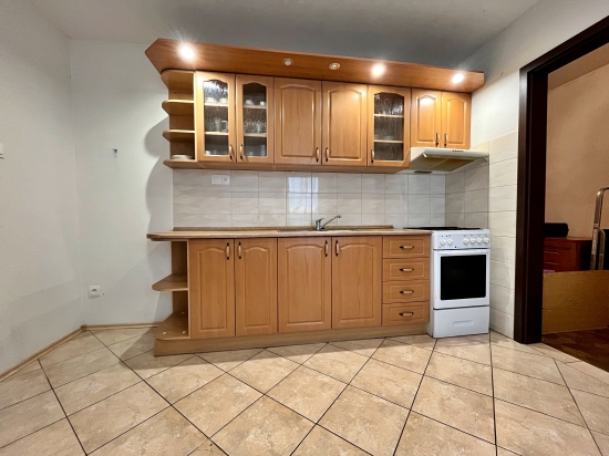 Predaj, trojizbový byt Levice, Rybníky III, po čiastočnej rekonštrukcii, s balkónom