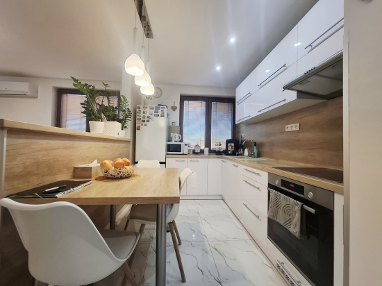 Predaj, trojizbový byt Nové Zámky, s garážou a záhradkou, kvalitná kompletná rekonštrukcia