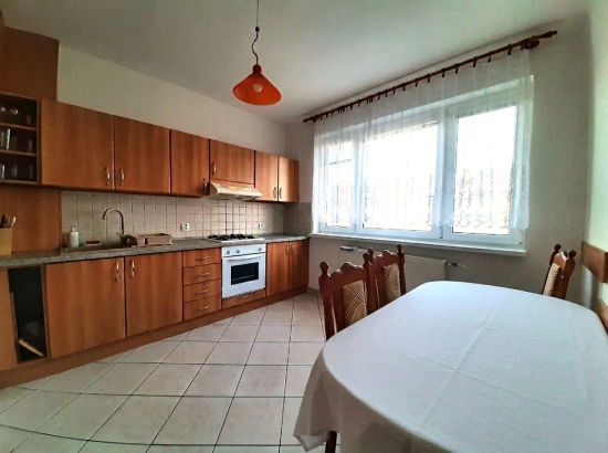 Predaj, trojizbový byt Trakovice, s garážou a malým pozemkom