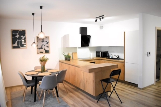 Prenájom, dvojizbový byt Trnava, 70 m2, predzáhradka, parkovanie