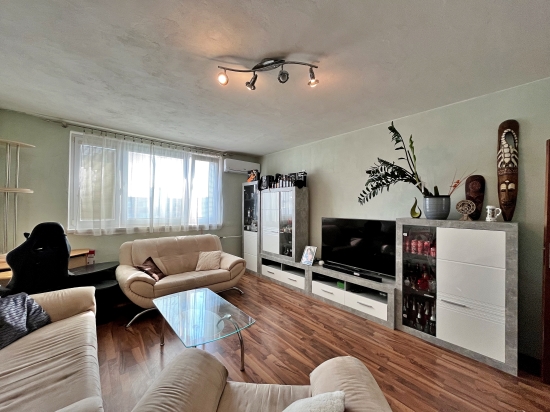 Predaj, trojizbový byt Levice, Vinohrady, praktická dispozícia, pokojné bývanie, možnosť kúpiť aj so zariadením v cene