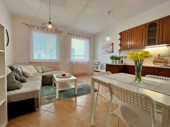 Predaj, trojizbový byt Levice, Vinohrady, po rekonštrukcii a dispozičnej úprave, čiastočne zariadený