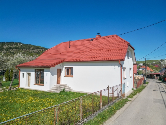 Predaj, štýlový rodinný dom Papradno - EXKLUZÍVNE HALO REALITY
