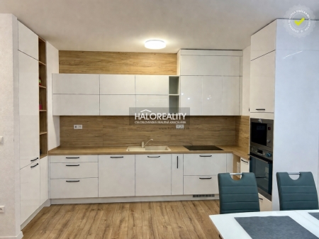 Prenájom, trojizbový byt Prievidza, Sídlisko Žabník, s parkovacím miestom v ga...