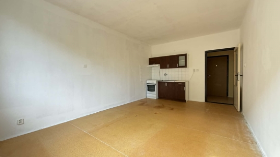 Predaj, garsónka Nové Zámky, pôvodný stav - EXKLUZÍVNE HALO REALITY