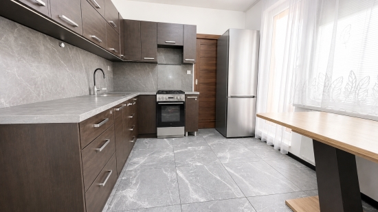 Predaj, štvorizbový byt Nové Zámky, Juh, 83 m2, 2 balkóny, pivnica