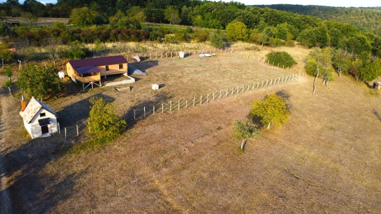 Predaj, rekreačný pozemok Medovarce, s chatkou - EXKLUZÍVNE HALO REALITY