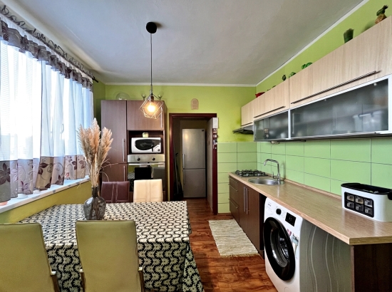 Predaj, trojizbový byt Levice, 72 m2, 3 izby+kuchyňa, šatník, špajza