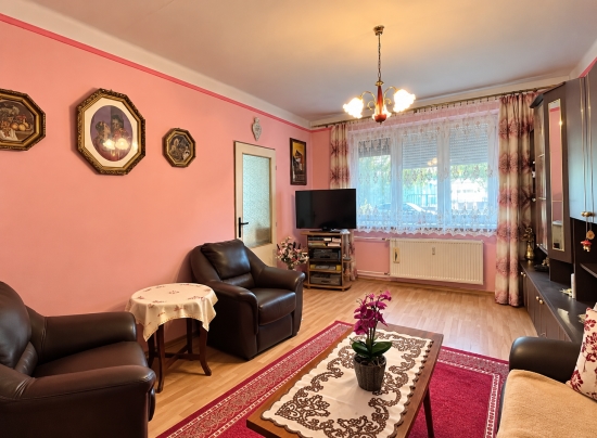 Predaj, dvojizbový byt Šahy, rozsiahla rekonštrukcia, bezbariérový prístup, širšie centrum